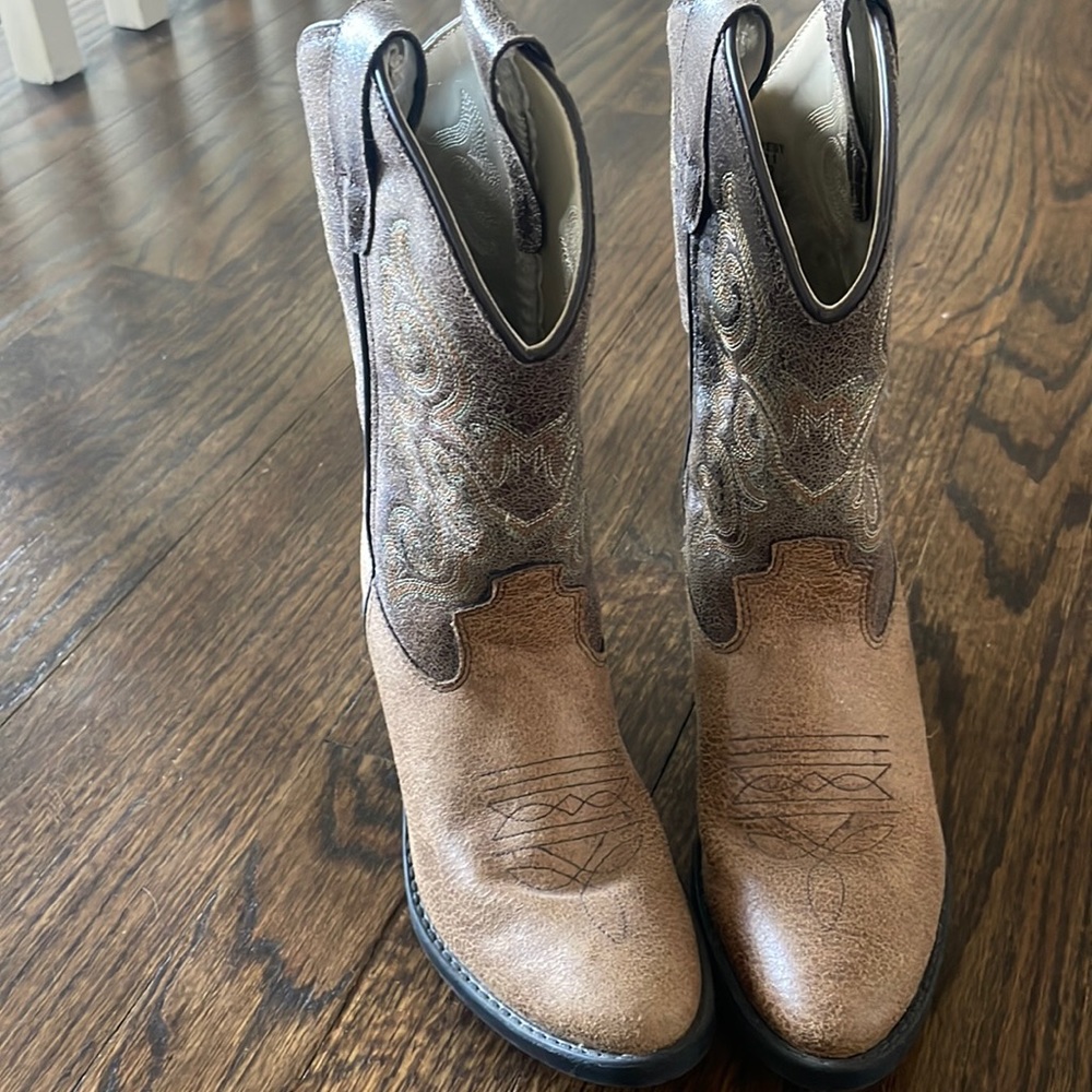Brown cowboy boots!!! Girls size 1